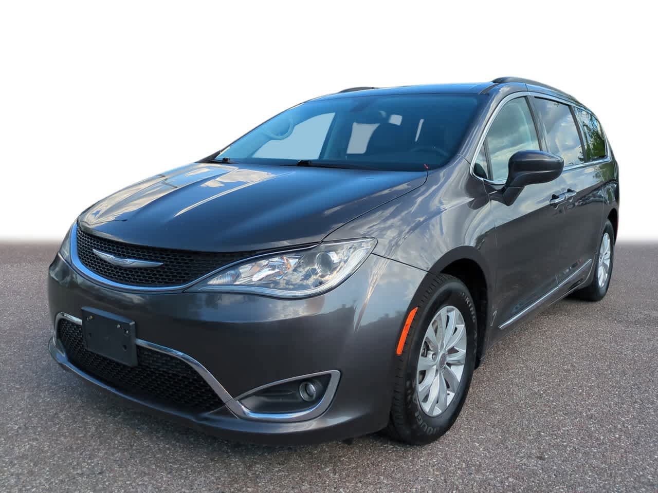 Used 2017 Chrysler Pacifica Touring-L FWD image 1