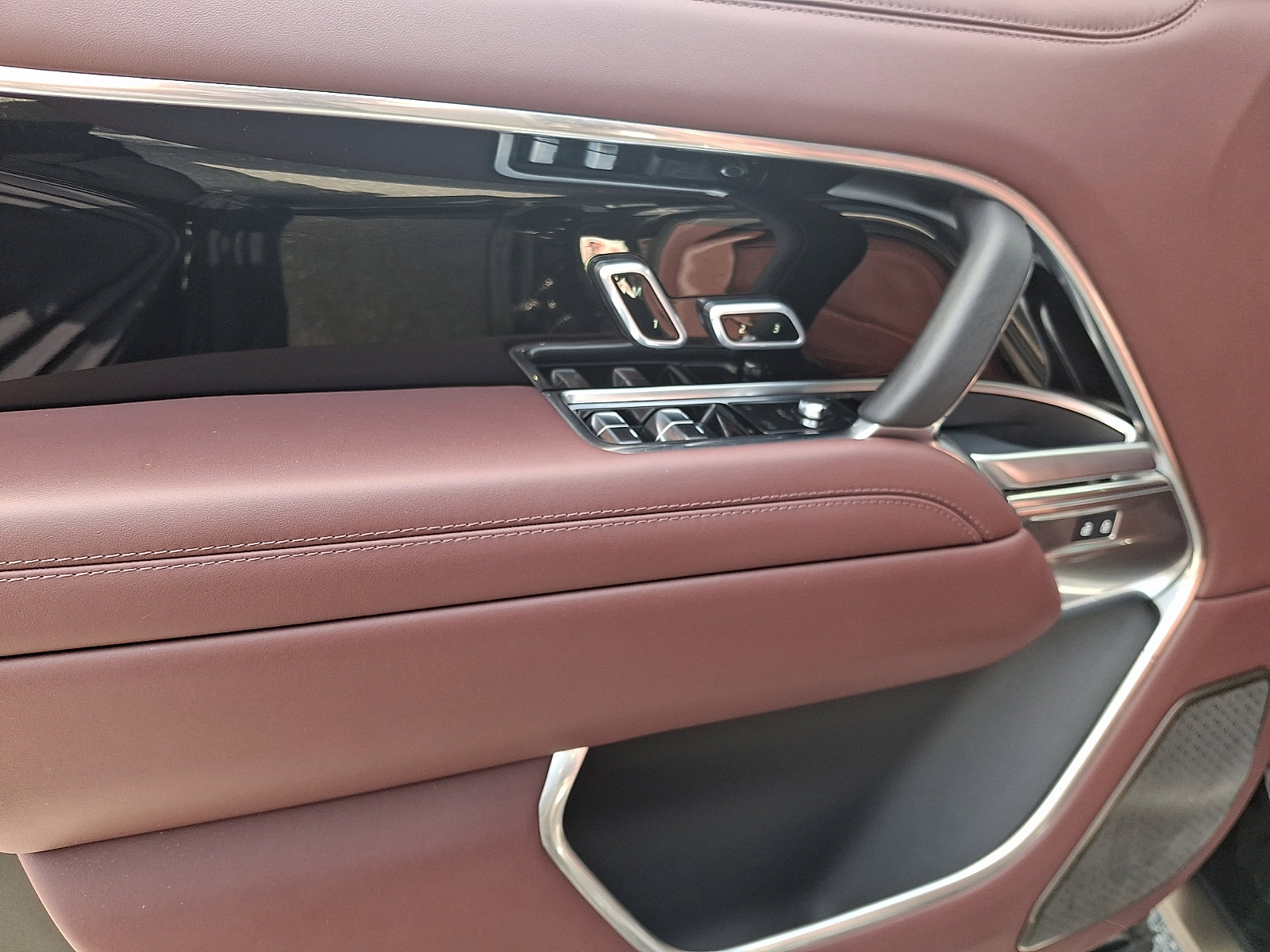 Used 2024 Land Rover Range Rover Autobiography image 12