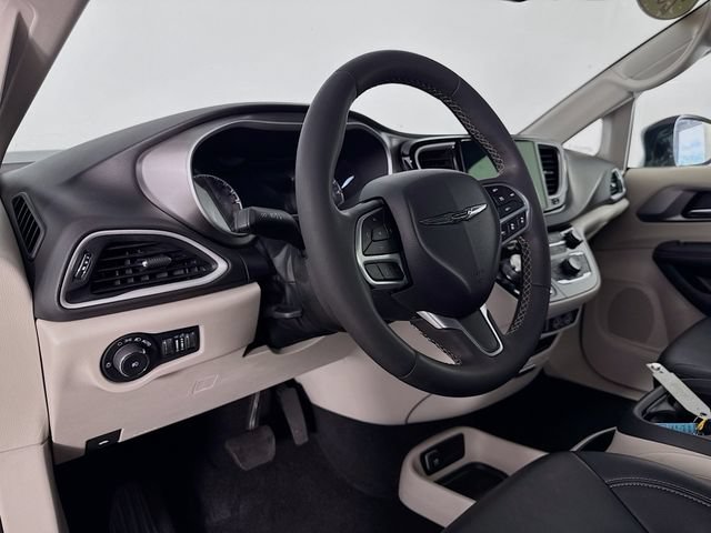 Used 2024 Chrysler Pacifica Touring-L FWD image 9
