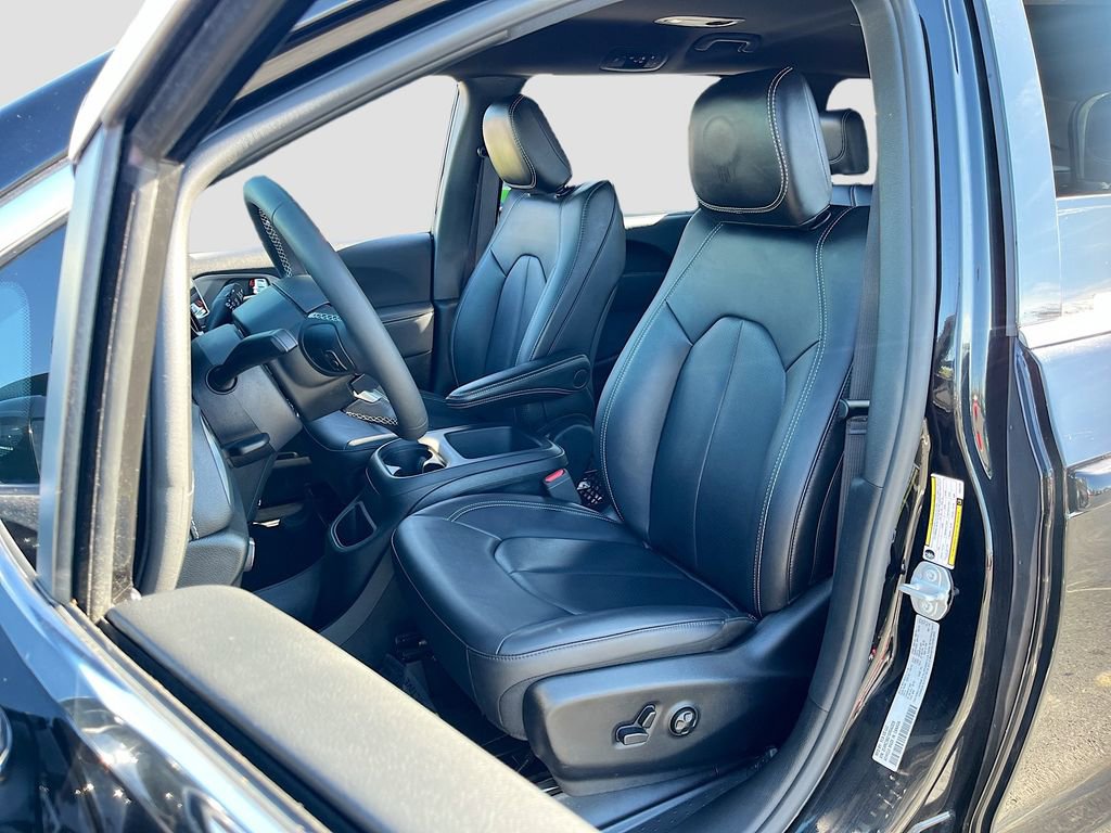 Certified 2025 Chrysler Pacifica Select image 18