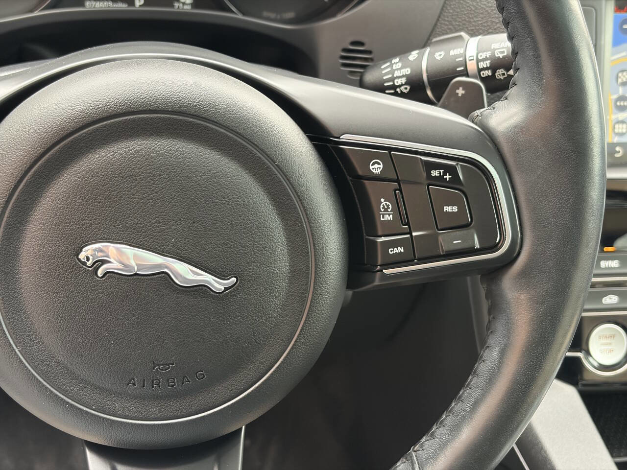 Used 2018 Jaguar F-PACE Premium image 31