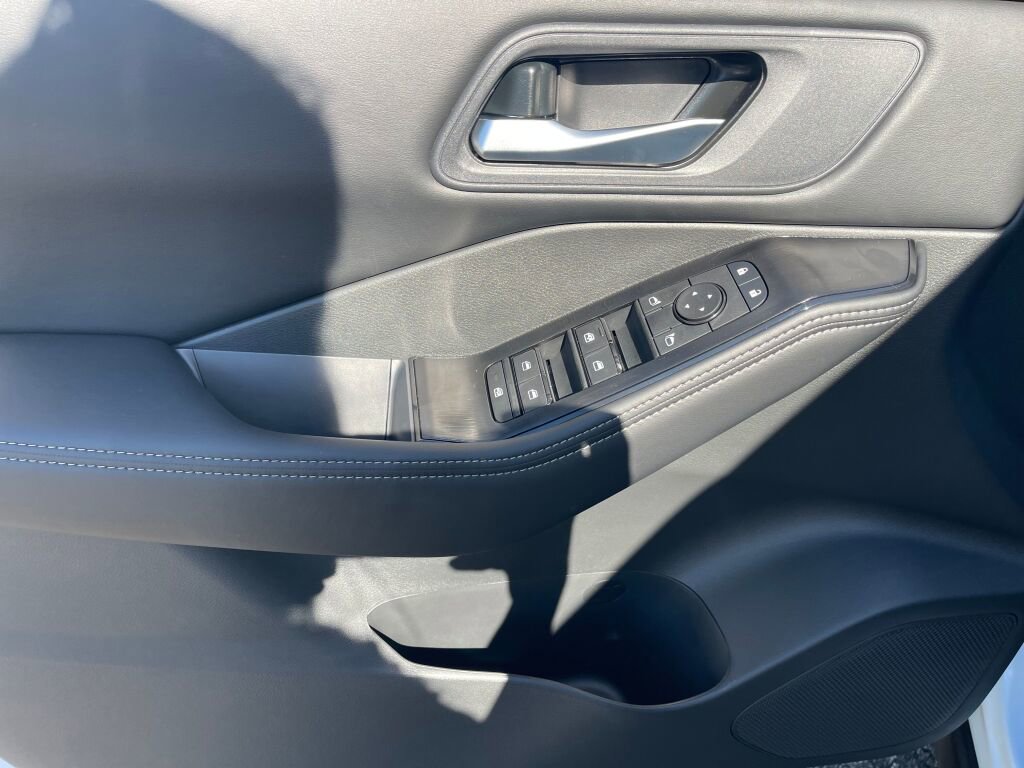 New 2026 Nissan Rogue SV image 7