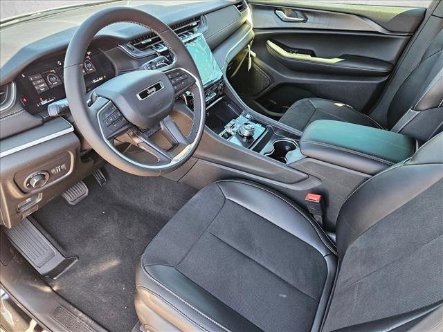 New 2025 Jeep Grand Cherokee Altitude image 3