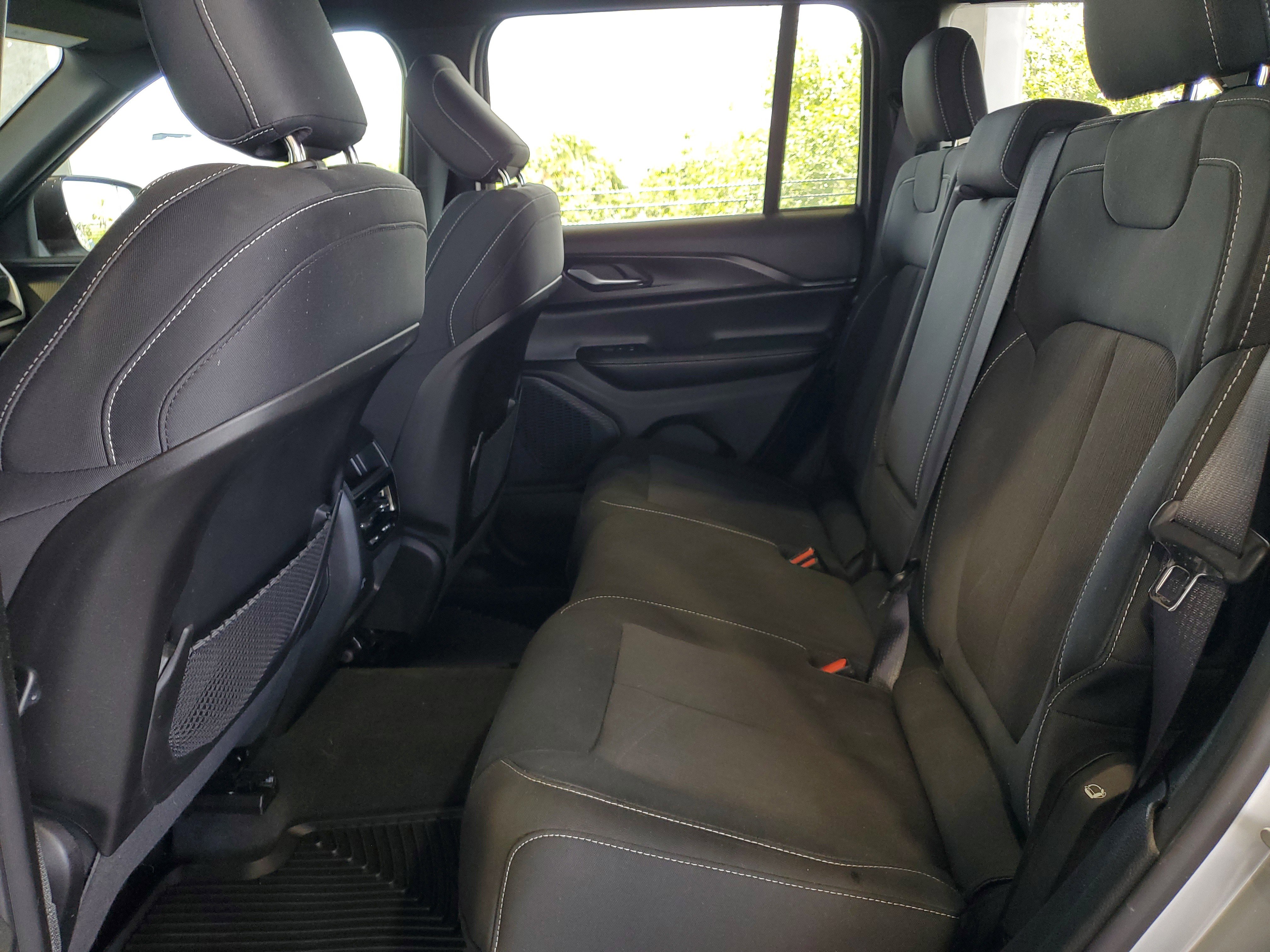 Certified 2024 Jeep Grand Cherokee Laredo AWD/4WD image 9