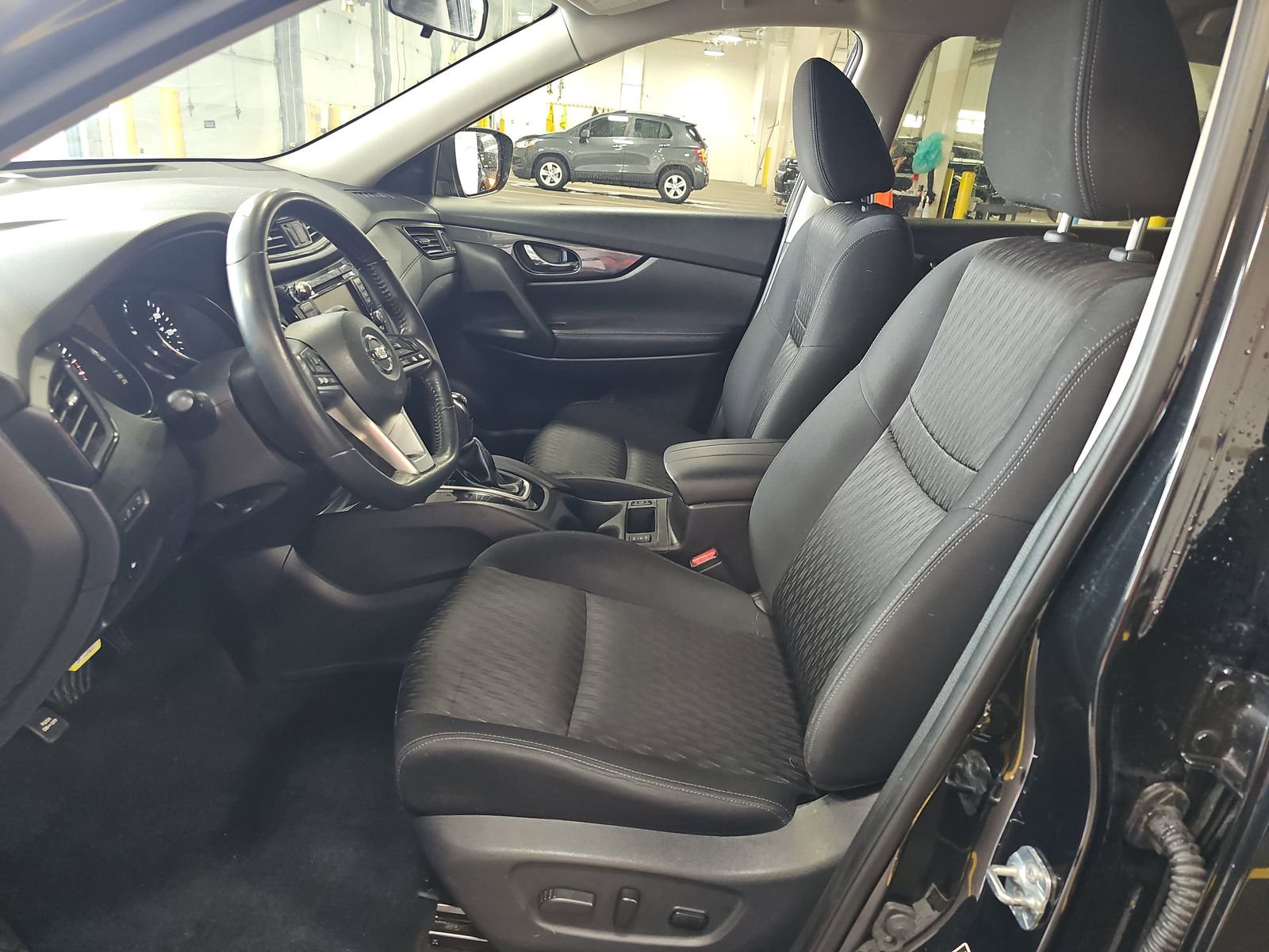 Used 2018 Nissan Rogue SV image 14