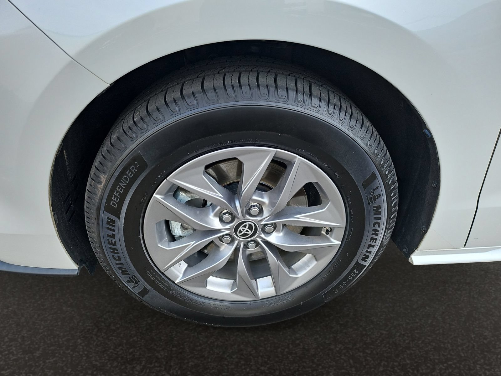 Used 2023 Toyota Sienna XLE FWD image 40
