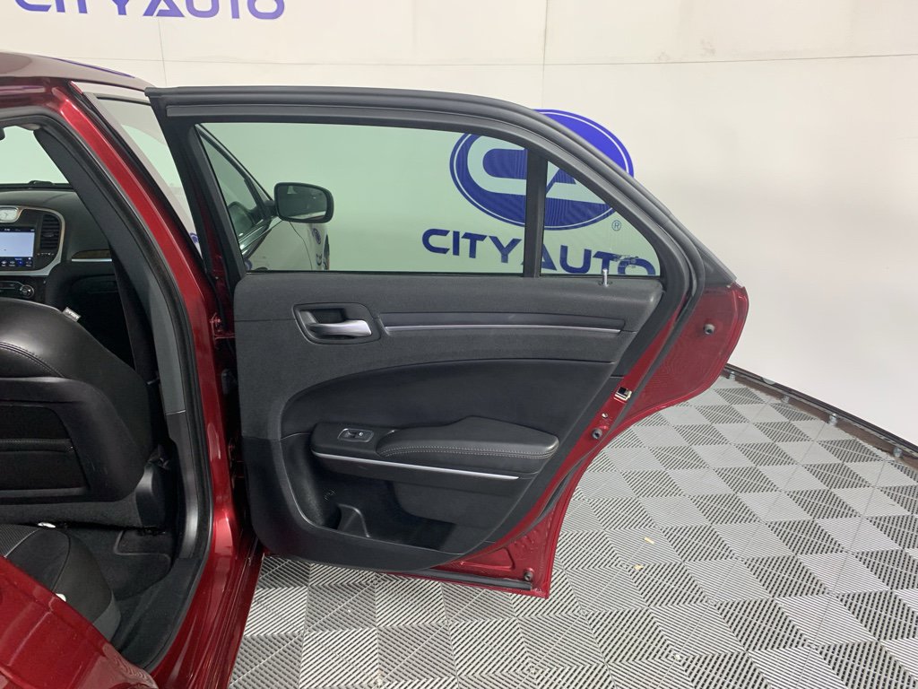 Used 2019 Chrysler 300 Limited image 37