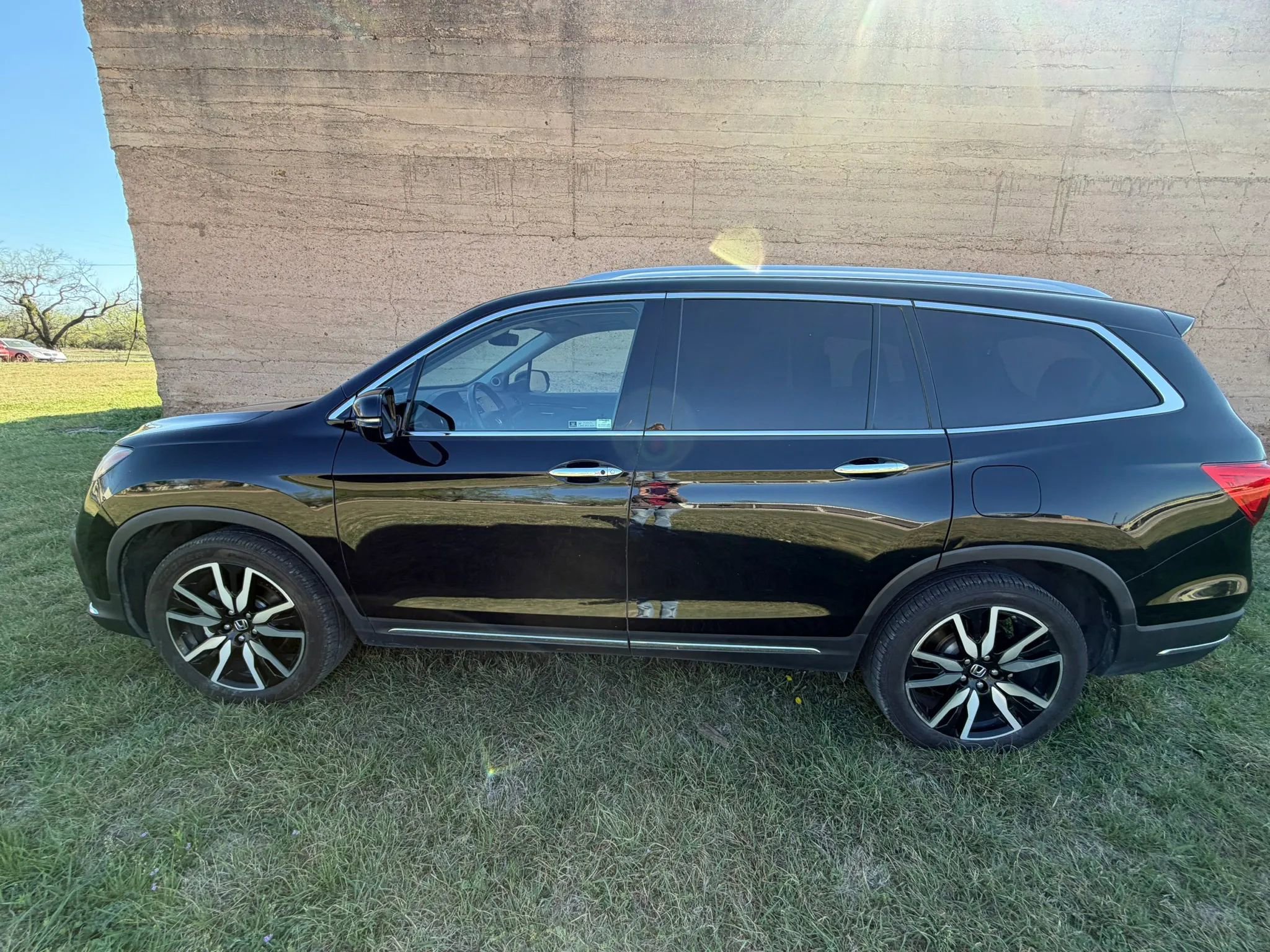 Used 2020 Honda Pilot Touring image 1