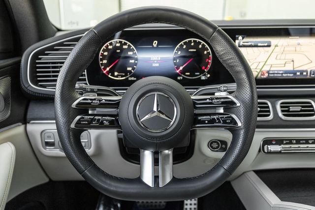 Used 2025 Mercedes-Benz GLS 580 4MATIC image 9