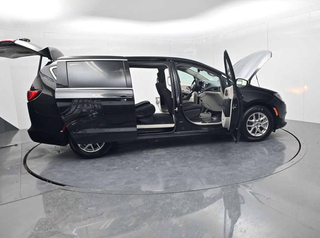 Used 2023 Chrysler Voyager LX image 61