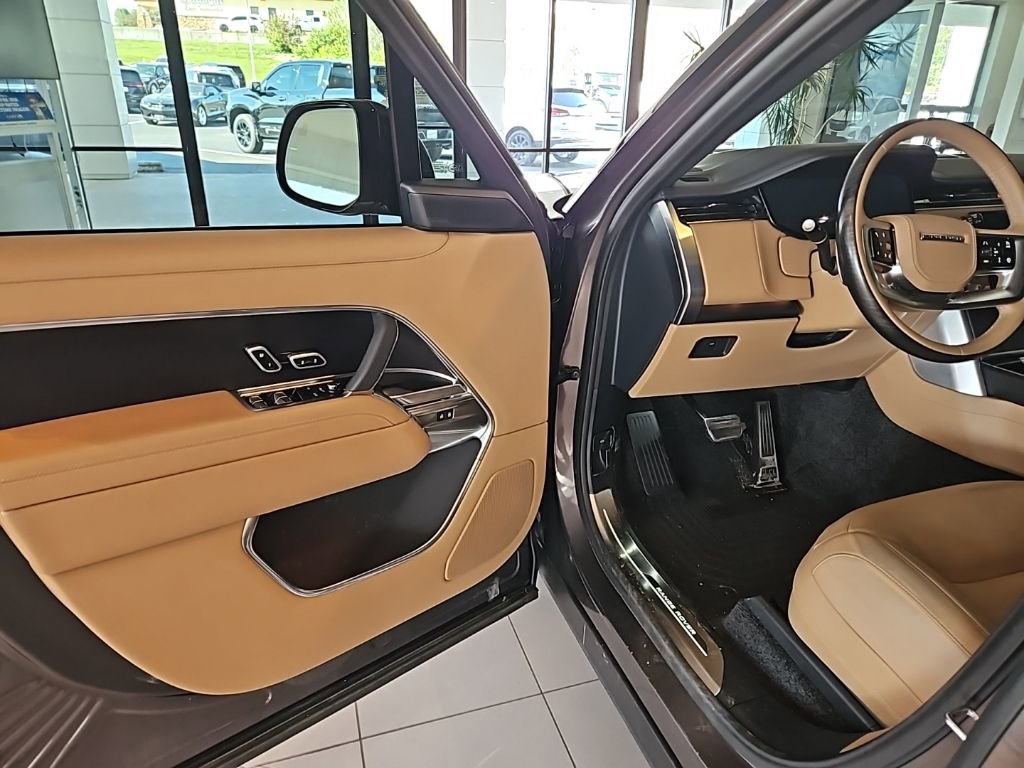 Used 2025 Land Rover Range Rover SE AWD/4WD image 12