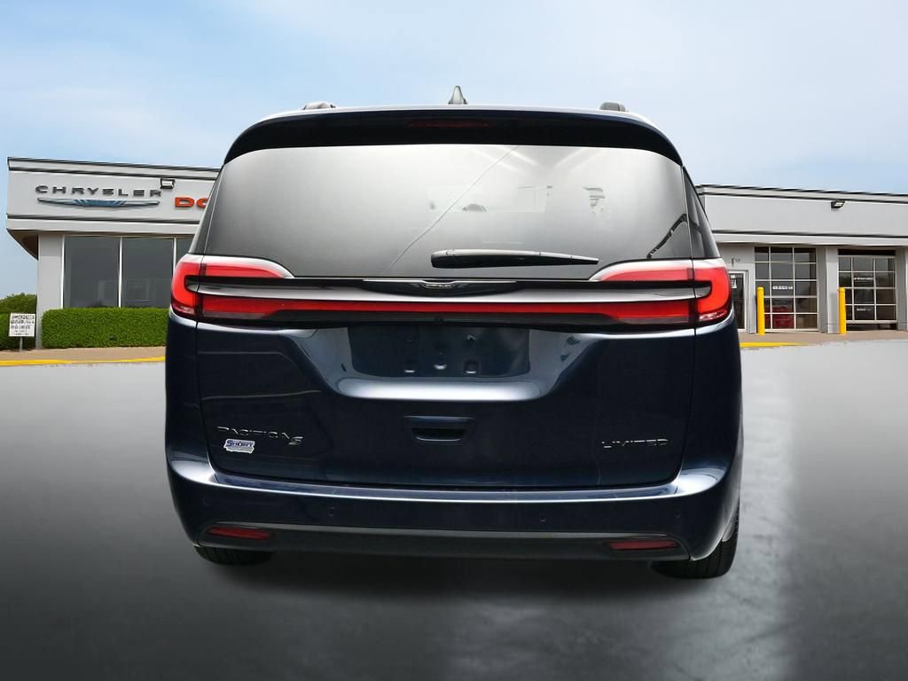 Used 2025 Chrysler Pacifica Limited FWD image 4