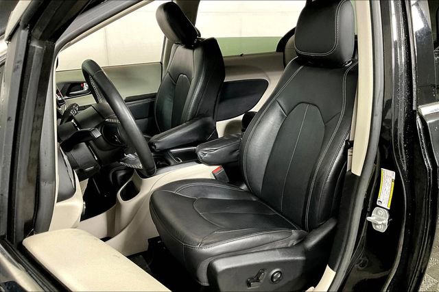 Used 2022 Chrysler Pacifica Touring-L image 24