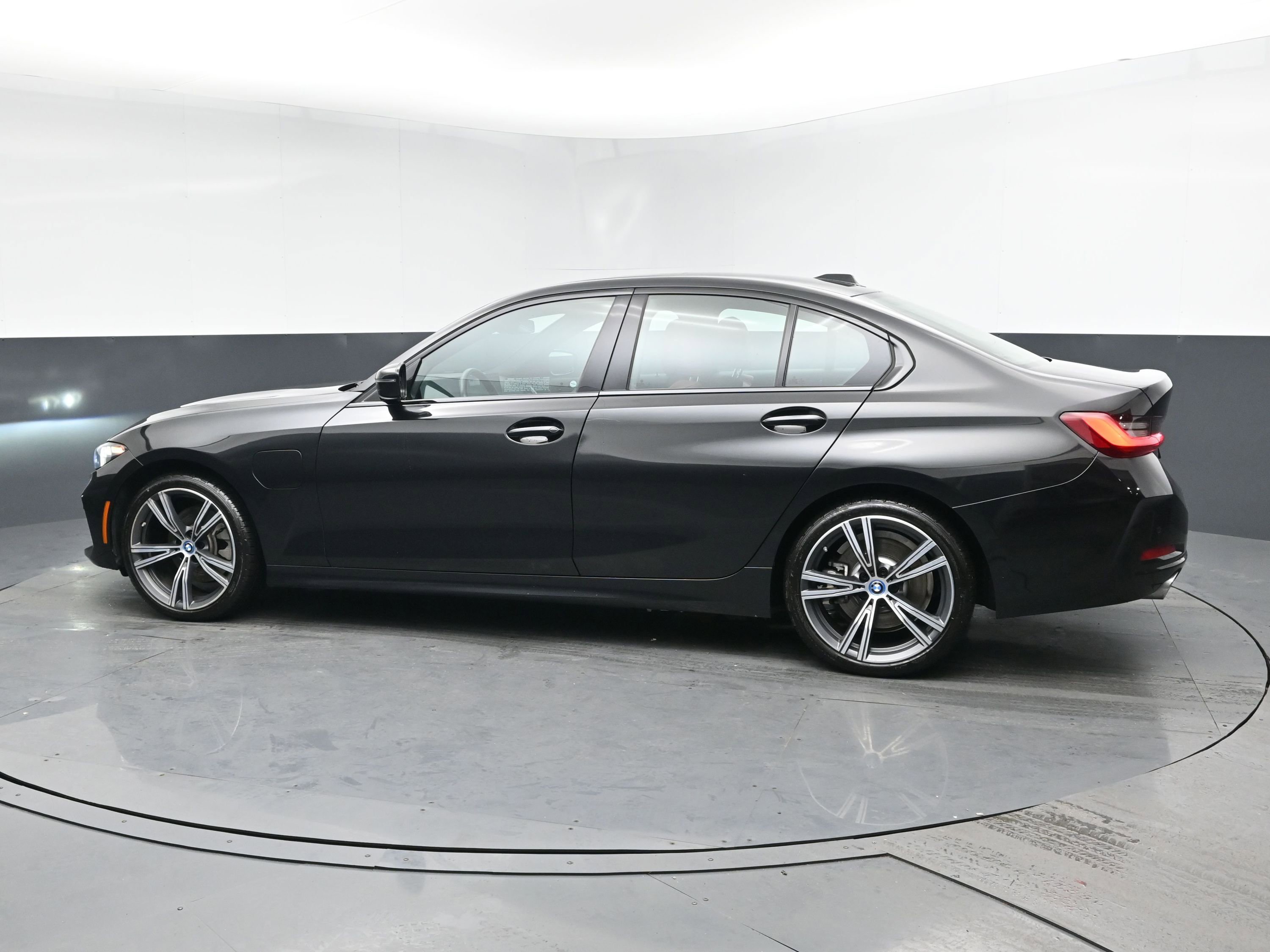 Used 2023 BMW 330e w/ Driving Assistance Package image 4