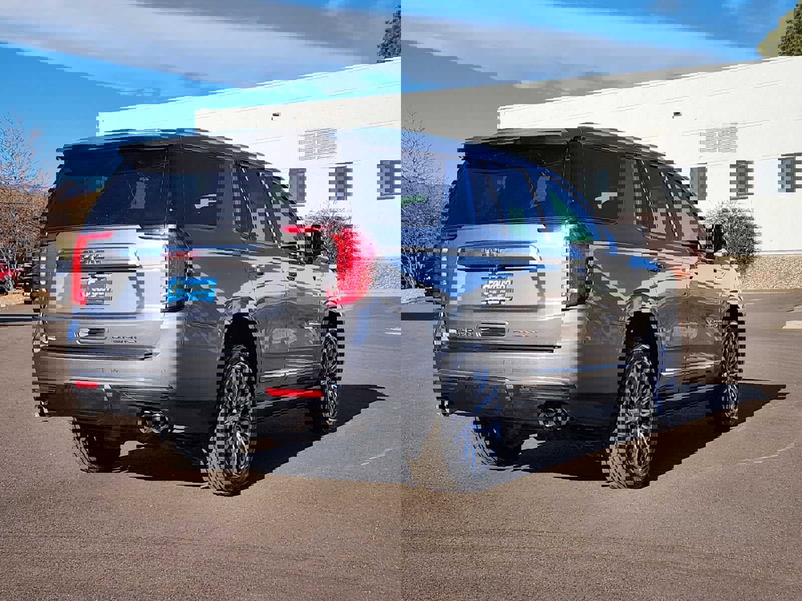 Used 2021 GMC Yukon Denali w/ Denali Premium Package image 3