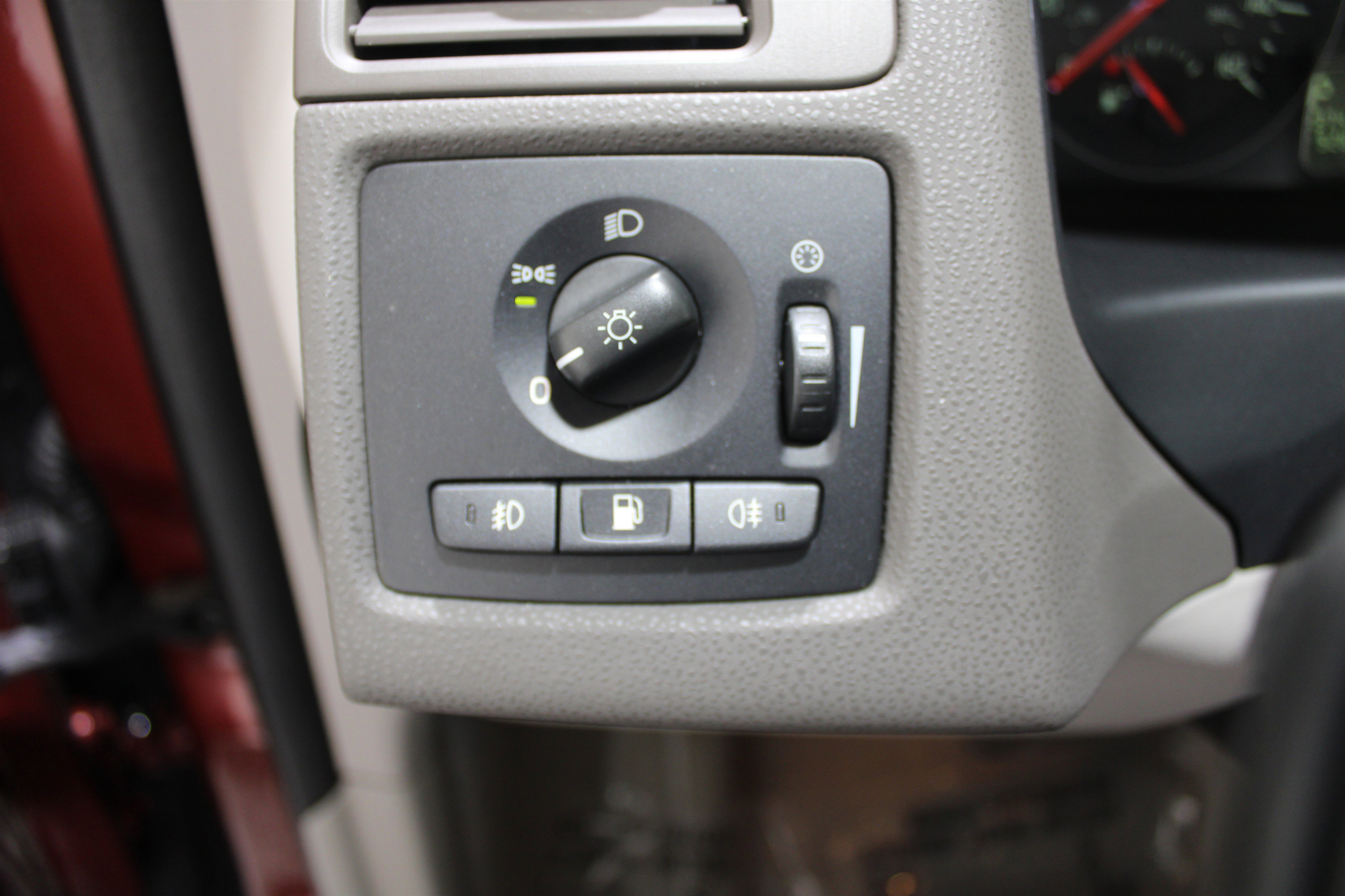 Used 2011 Volvo V50 T5 image 7