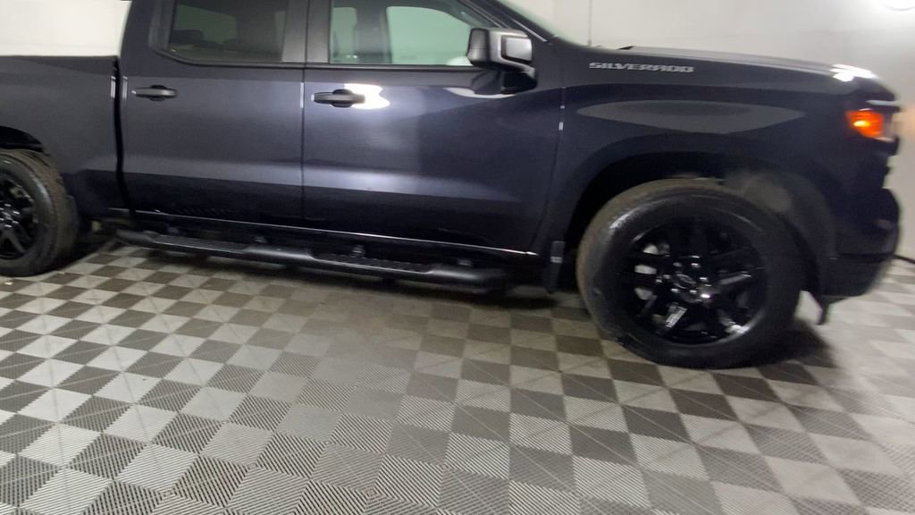 Used 2023 Chevrolet Silverado 1500 Custom image 2