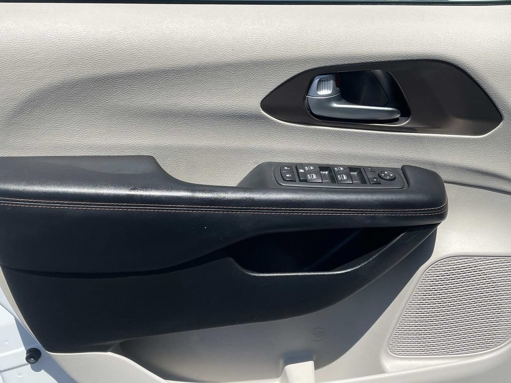 Used 2017 Chrysler Pacifica Touring-L Plus FWD image 27