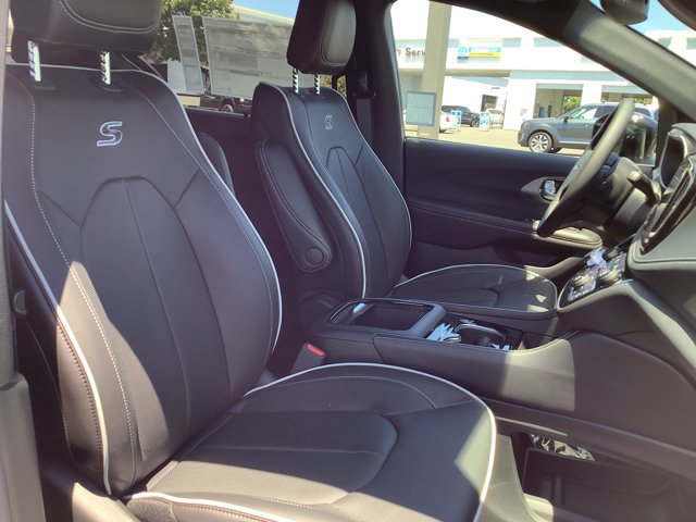 New 2027 Chrysler Pacifica Limited FWD image 38