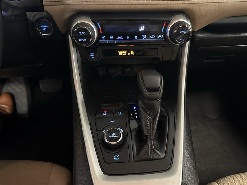 Used 2020 Toyota RAV4 XLE AWD/4WD image 36