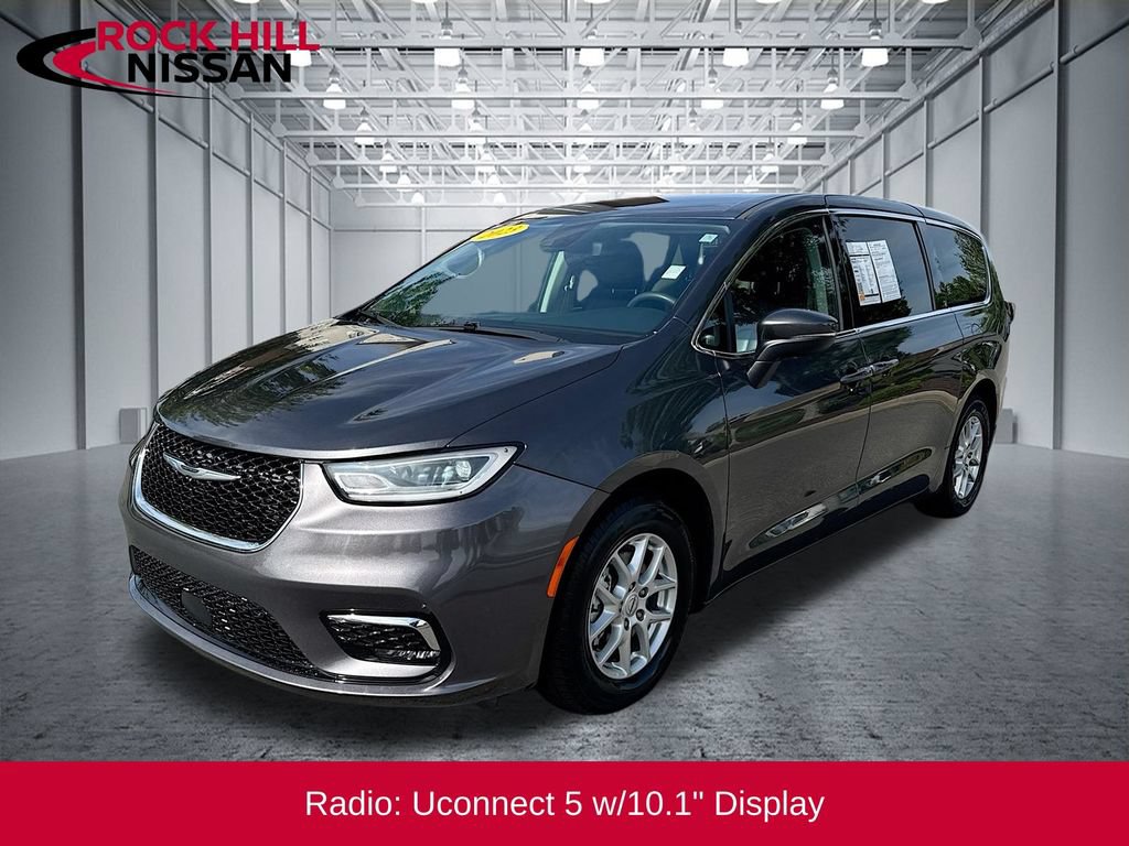 Used 2023 Chrysler Pacifica Touring-L FWD image 3