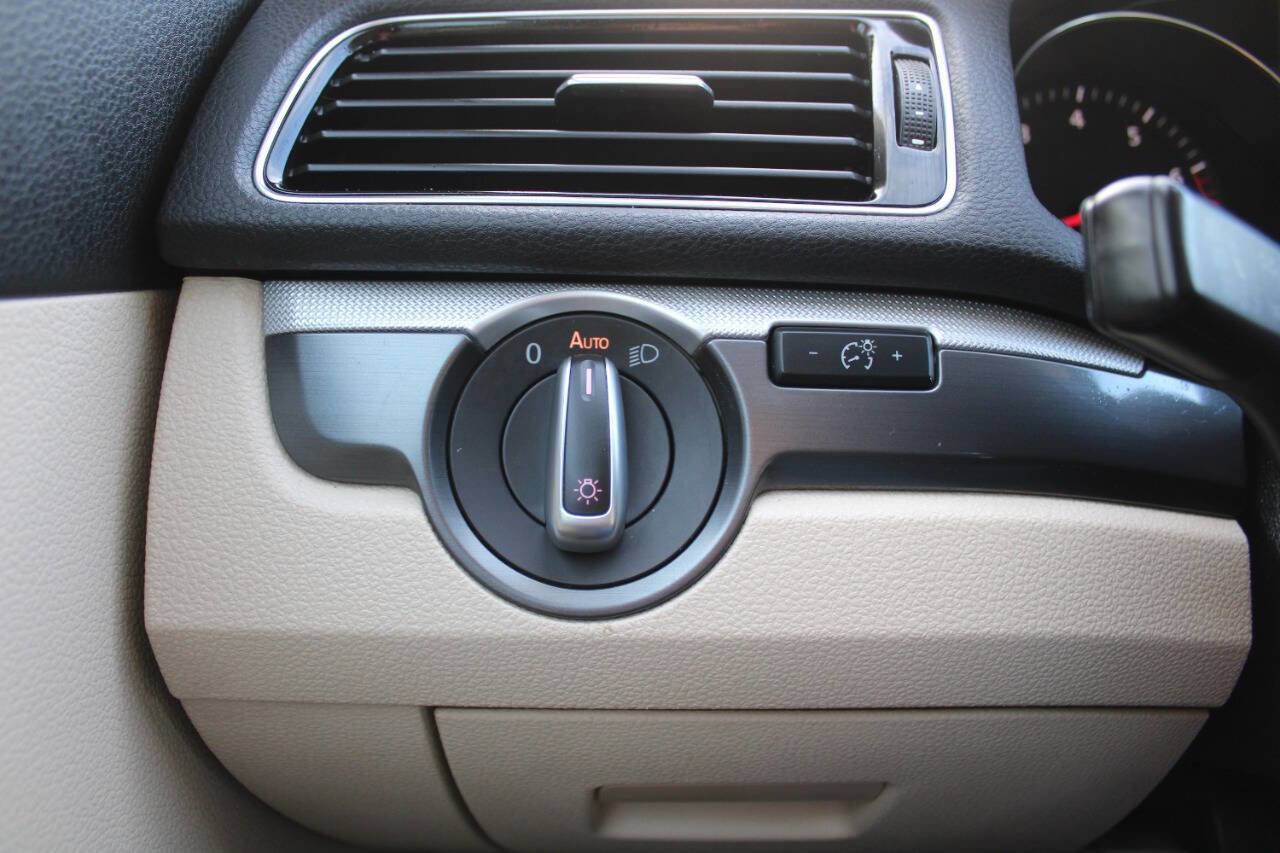 Used 2017 Volkswagen Passat 1.8T R-Line image 42