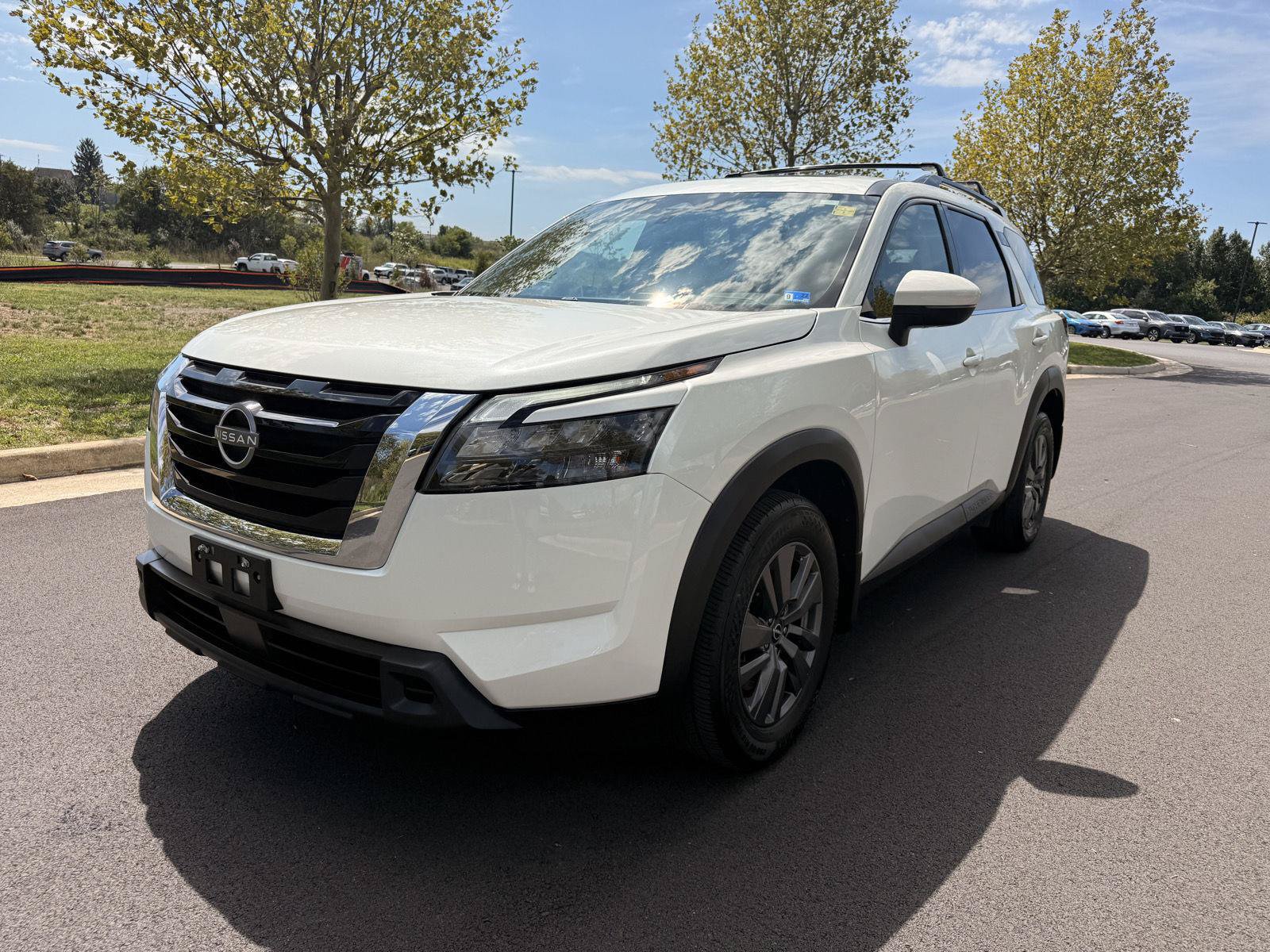 Used 2024 Nissan Pathfinder SV w/ SV Premium Package AWD/4WD image 2