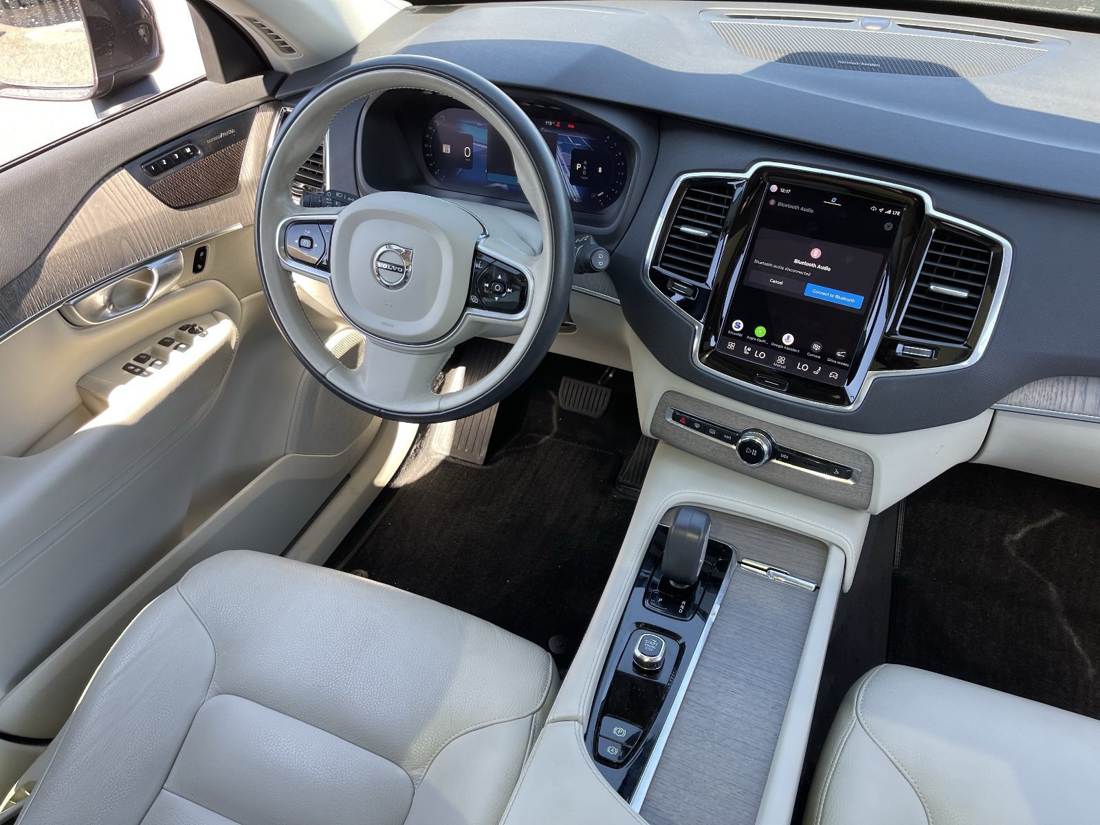 Used 2024 Volvo XC90 B6 Plus AWD/4WD image 16