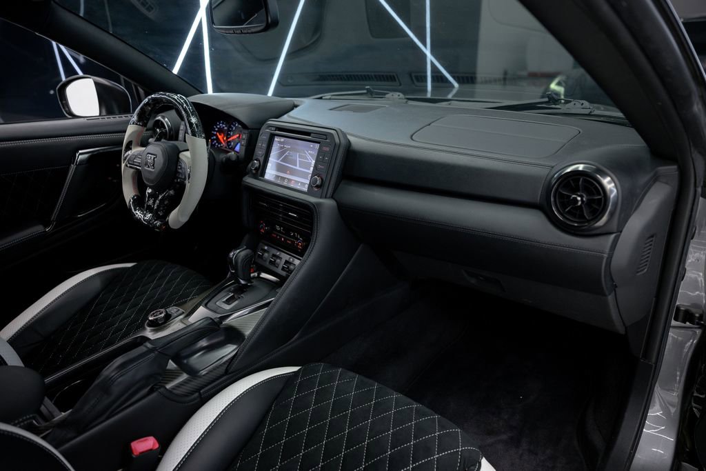 Used 2018 Nissan GT-R Premium image 40