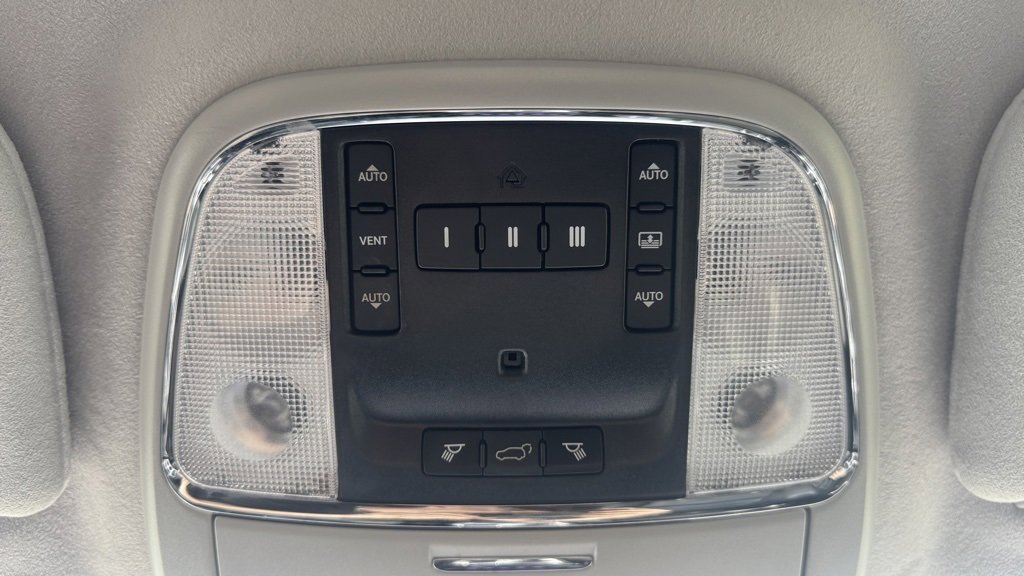 Used 2018 Jeep Cherokee Latitude Plus w/ Cold Weather Group image 28