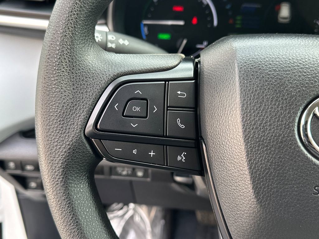 Used 2025 Toyota Sienna LE image 24