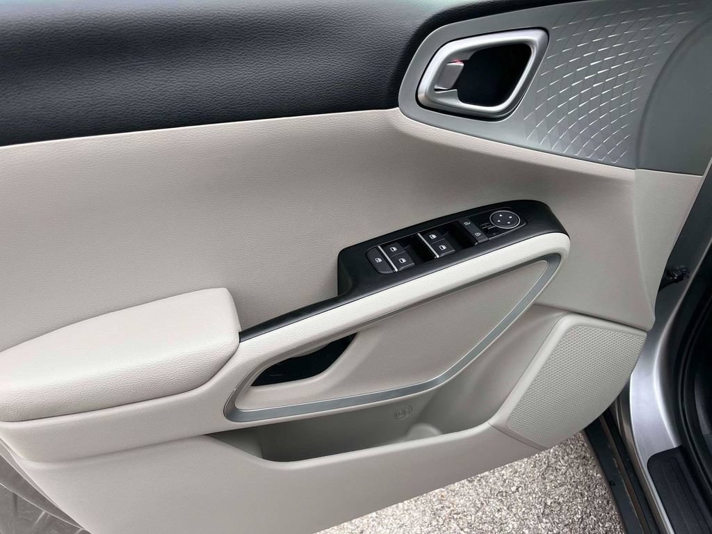 Used 2025 Kia Soul LX w/ LX Technology Package FWD image 13