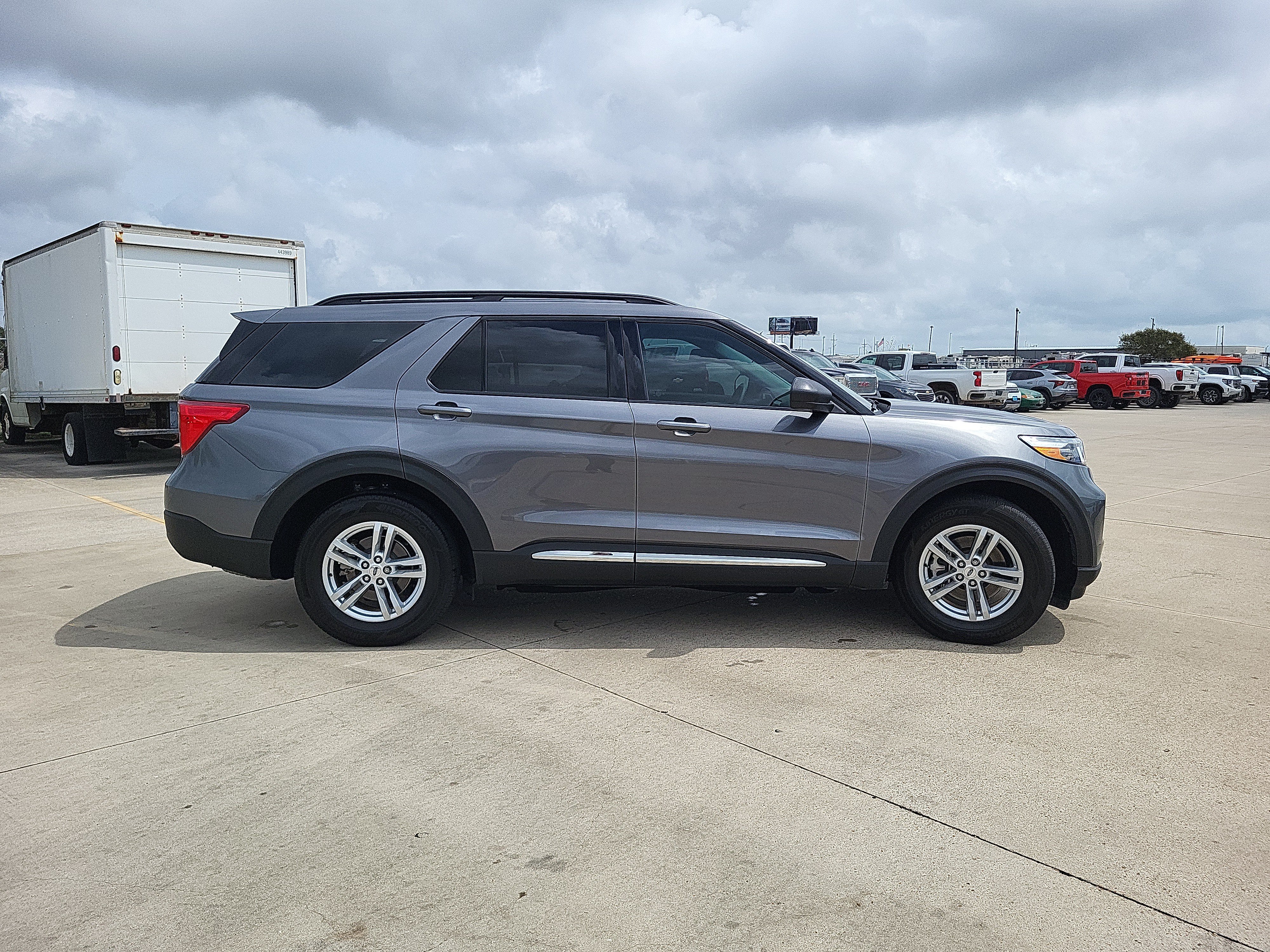 Used 2024 Ford Explorer XLT w/ Equipment Group 202A RWD image 4