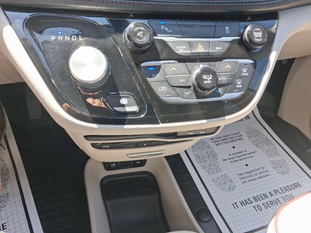 Used 2017 Chrysler Pacifica Limited w/ UConnect Theater Package FWD image 12
