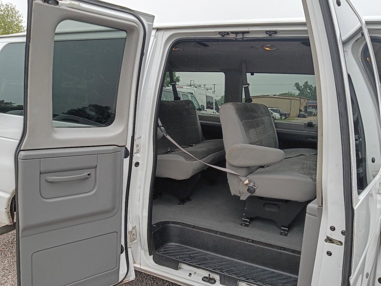 Used 2003 Ford E-150 and Econoline 150 Wagon RWD image 19
