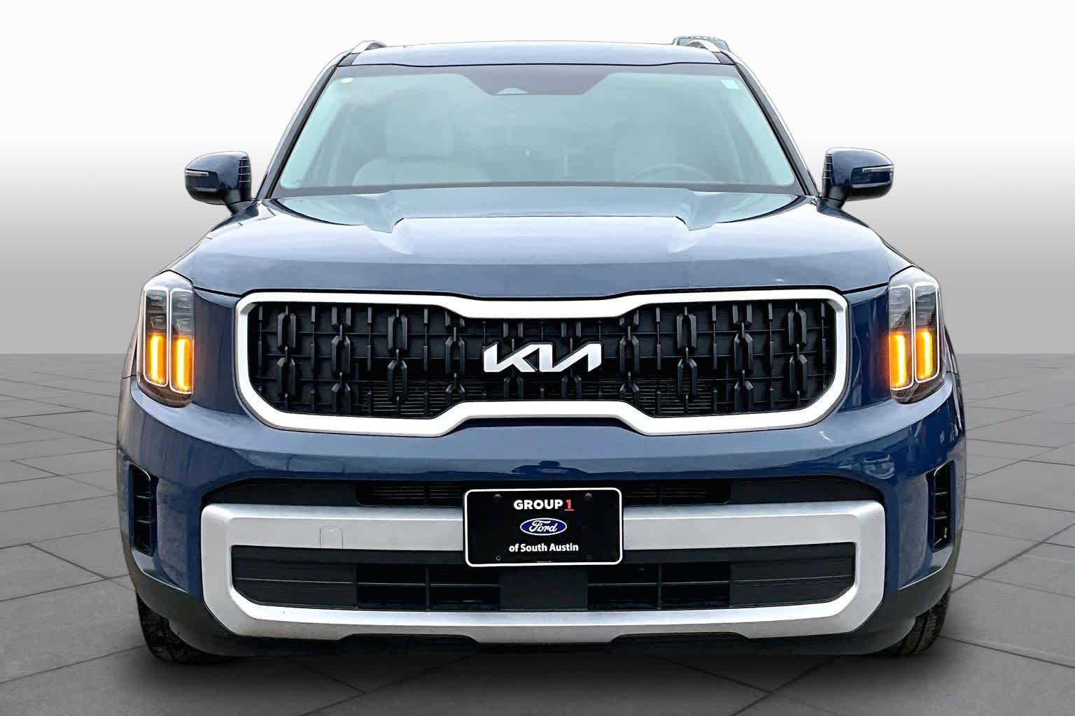 Used 2024 Kia Telluride EX w/ EX Captain's Chair Package AWD/4WD image 4