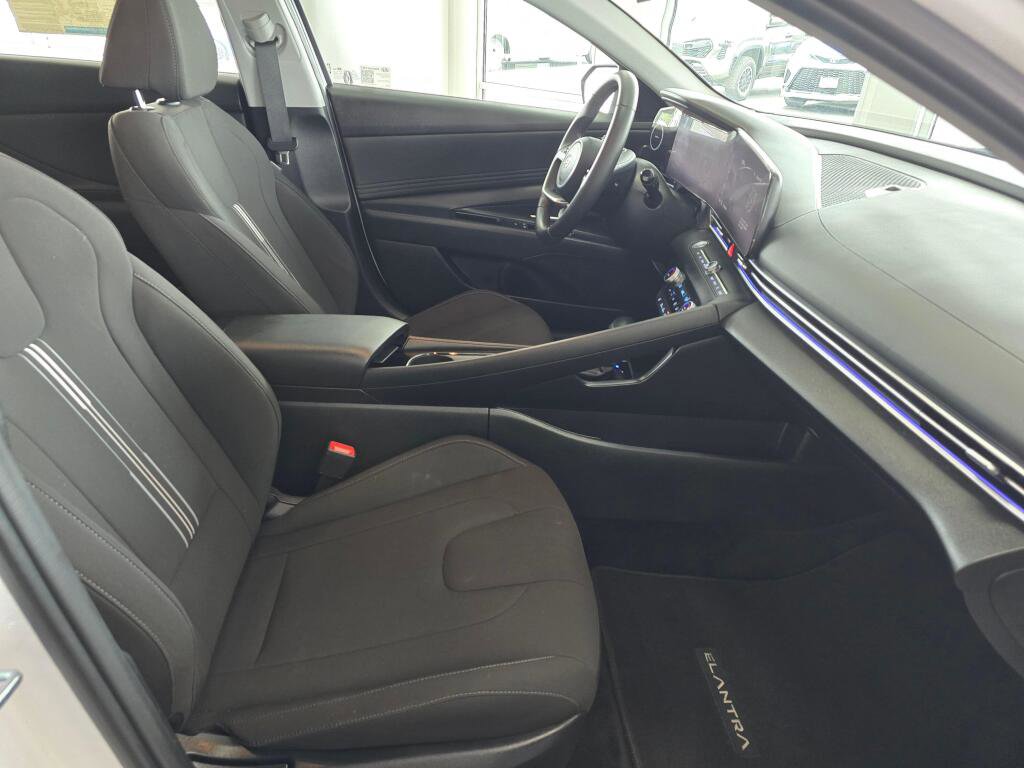 Used 2025 Hyundai Elantra SEL FWD image 44