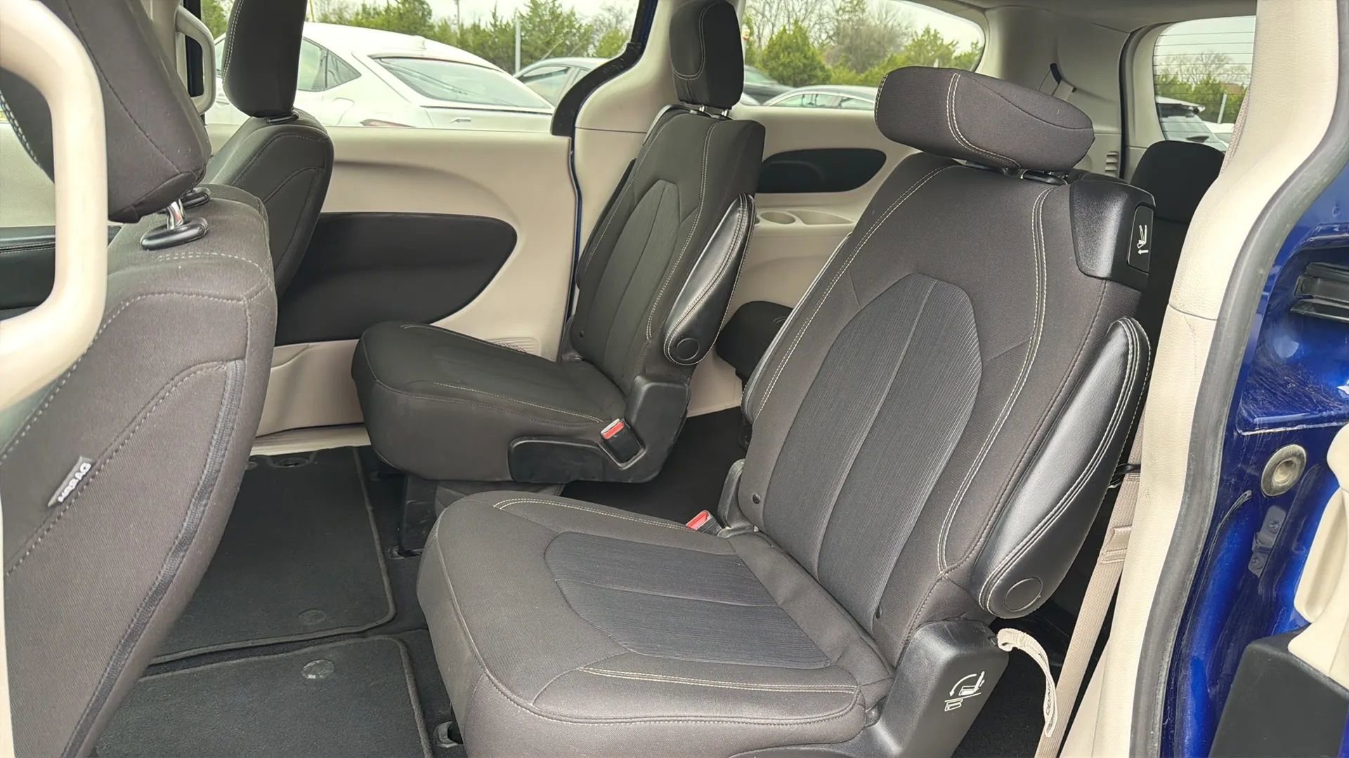 Used 2021 Chrysler Voyager LX image 12