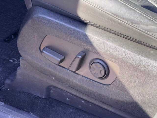 Used 2025 Kia Carnival EX image 8