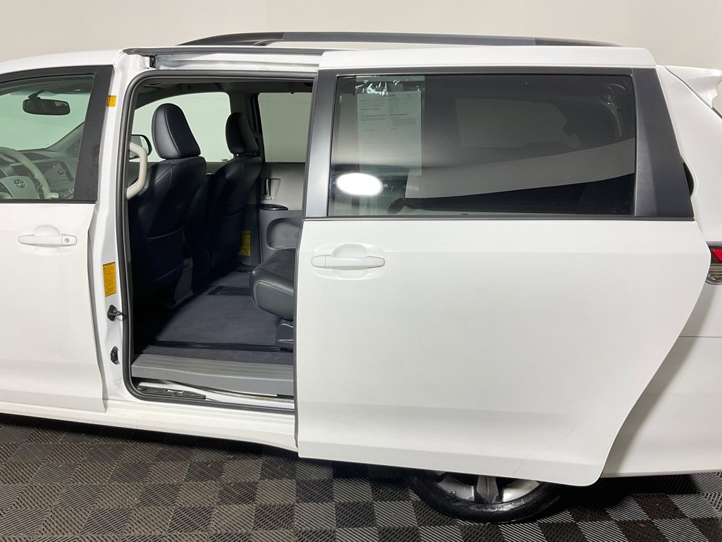 Used 2012 Toyota Sienna SE image 22