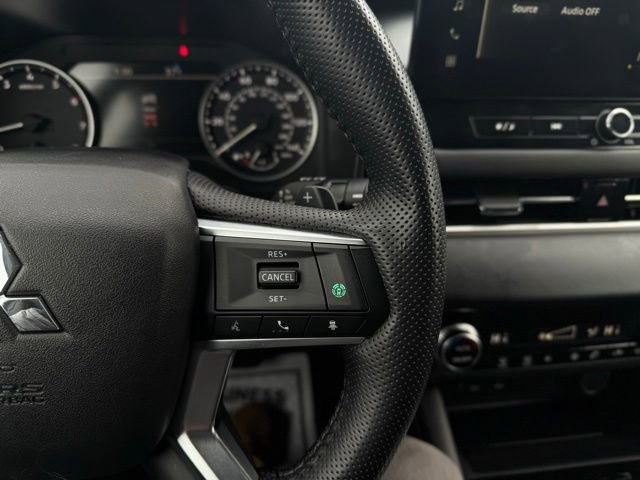 Used 2025 Mitsubishi Outlander Trail Edition image 27