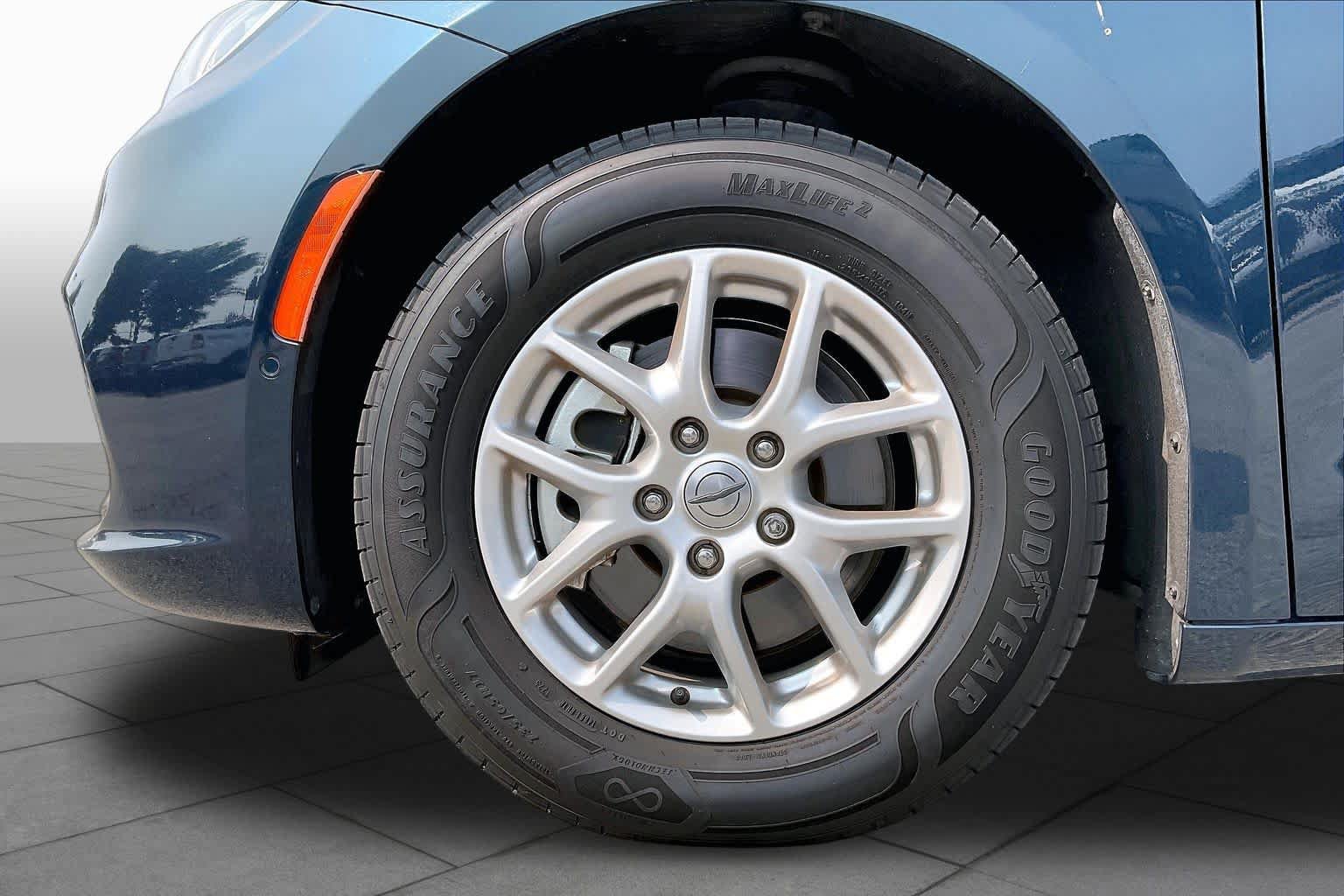 Used 2023 Chrysler Pacifica Touring-L FWD image 11