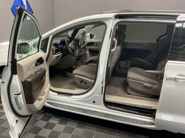 Used 2021 Chrysler Pacifica Touring FWD image 13