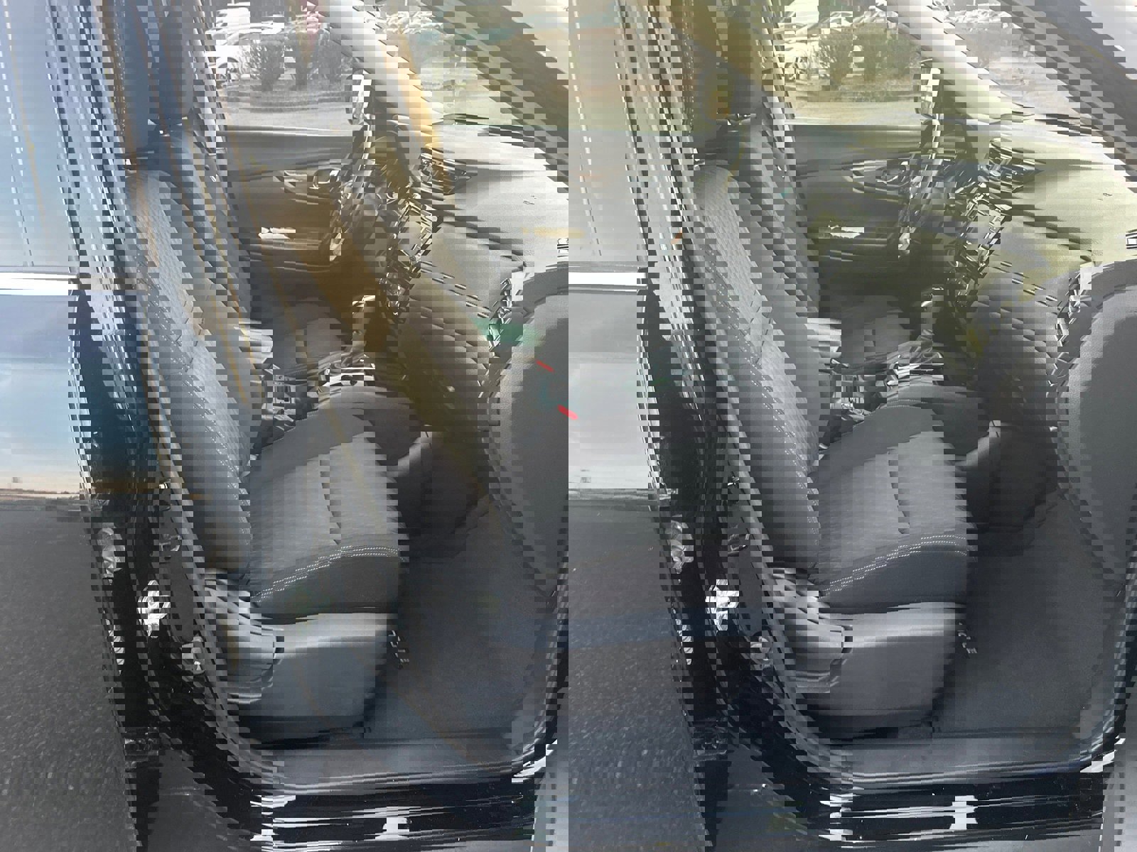 Used 2020 Nissan Rogue SV image 13