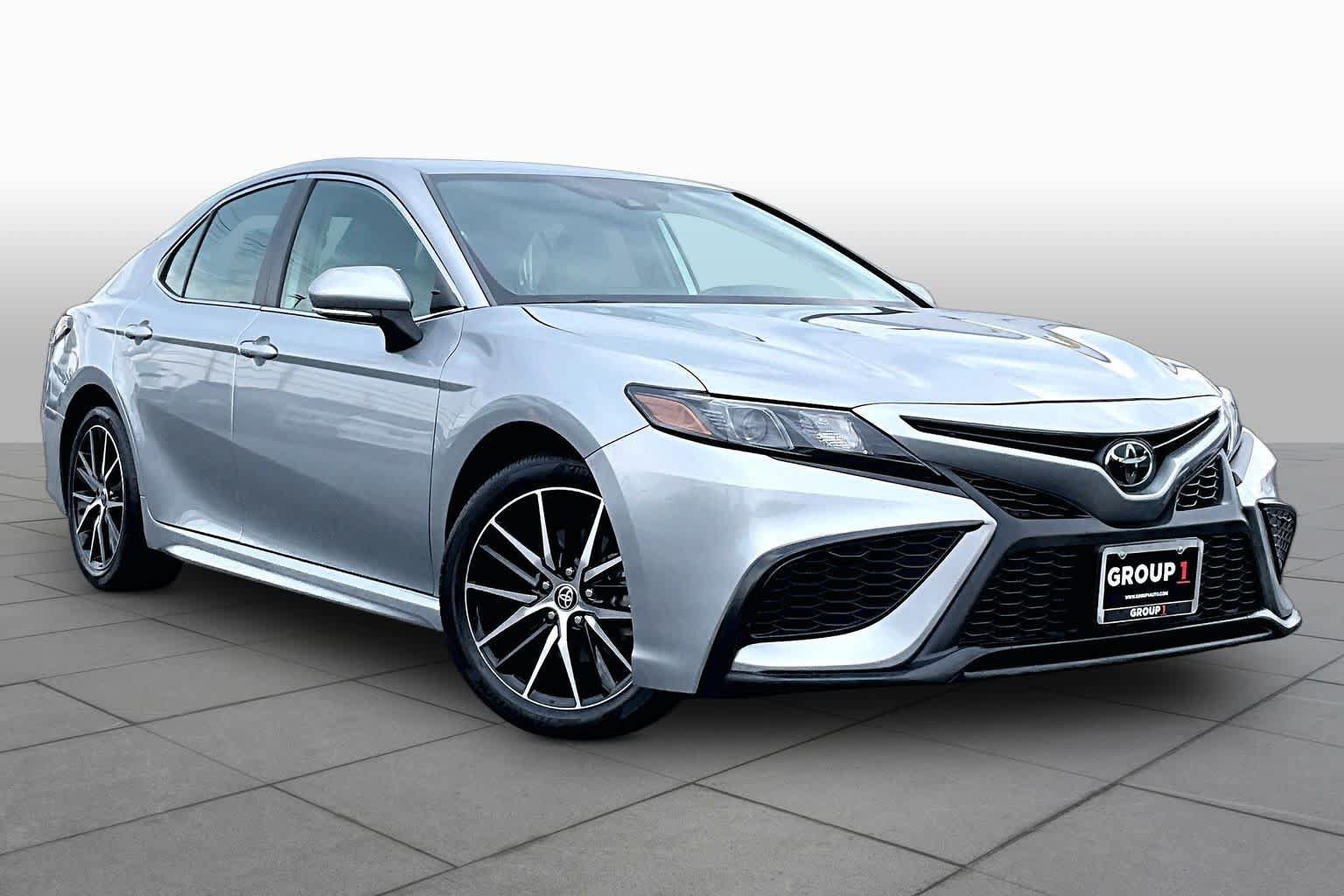Used 2023 Toyota Camry SE FWD image 3