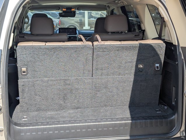 Used 2022 Lexus GX 460 Luxury w/ Sport Design Package AWD/4WD image 21
