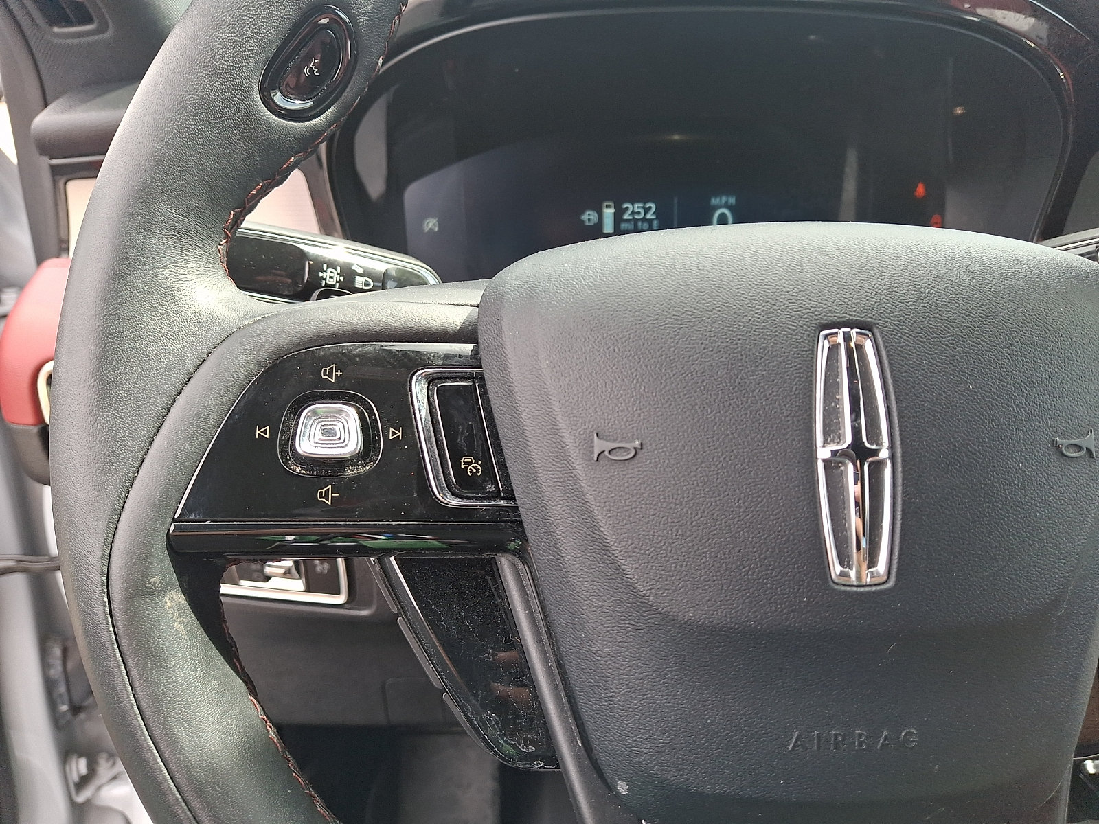 Certified 2025 Lincoln Corsair Reserve w/ Rear Removable Package Tray AWD/4WD image 22