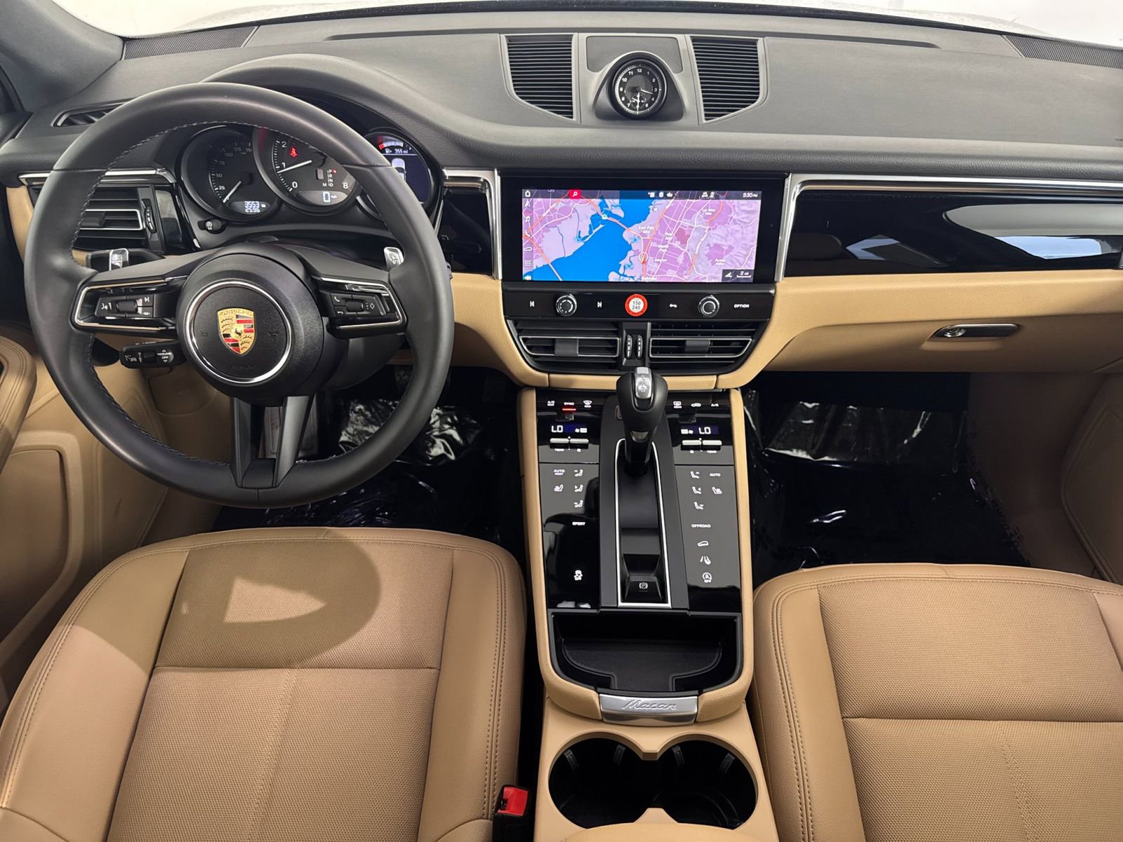 Certified 2025 Porsche Macan image 6