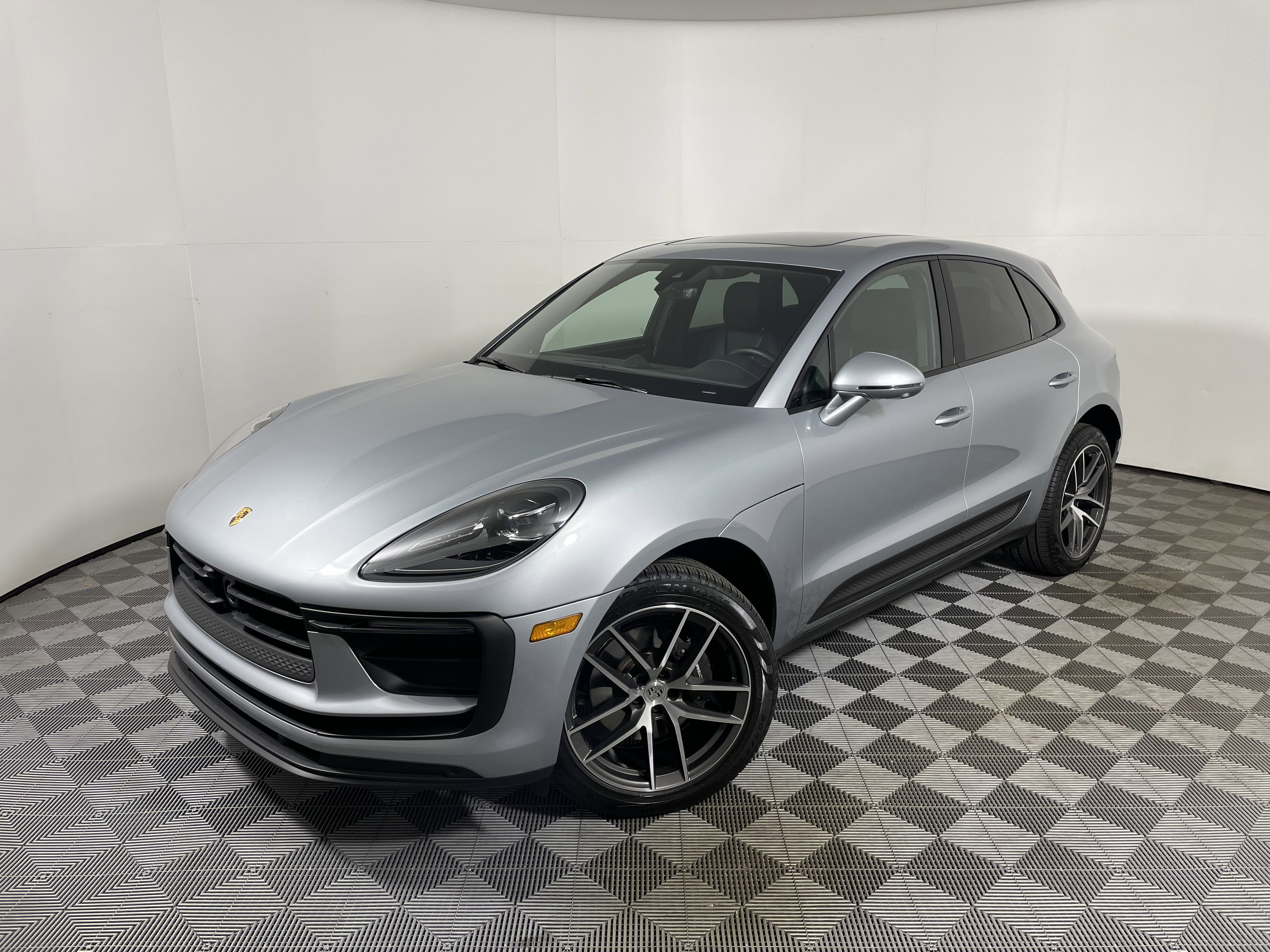 Used 2025 Porsche Macan image 1