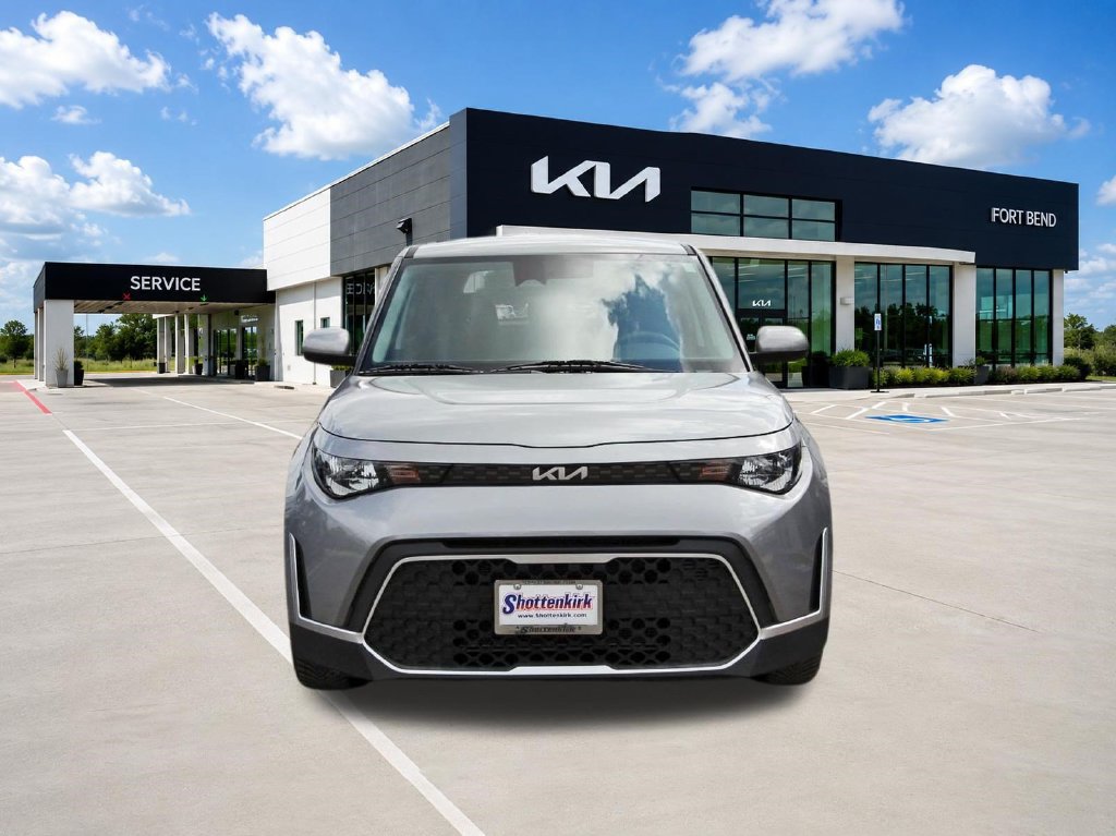 Used 2025 Kia Soul LX w/ LX Technology Package FWD image 2